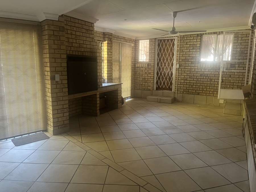 4 Bedroom Property for Sale in Kannoniers Park North West